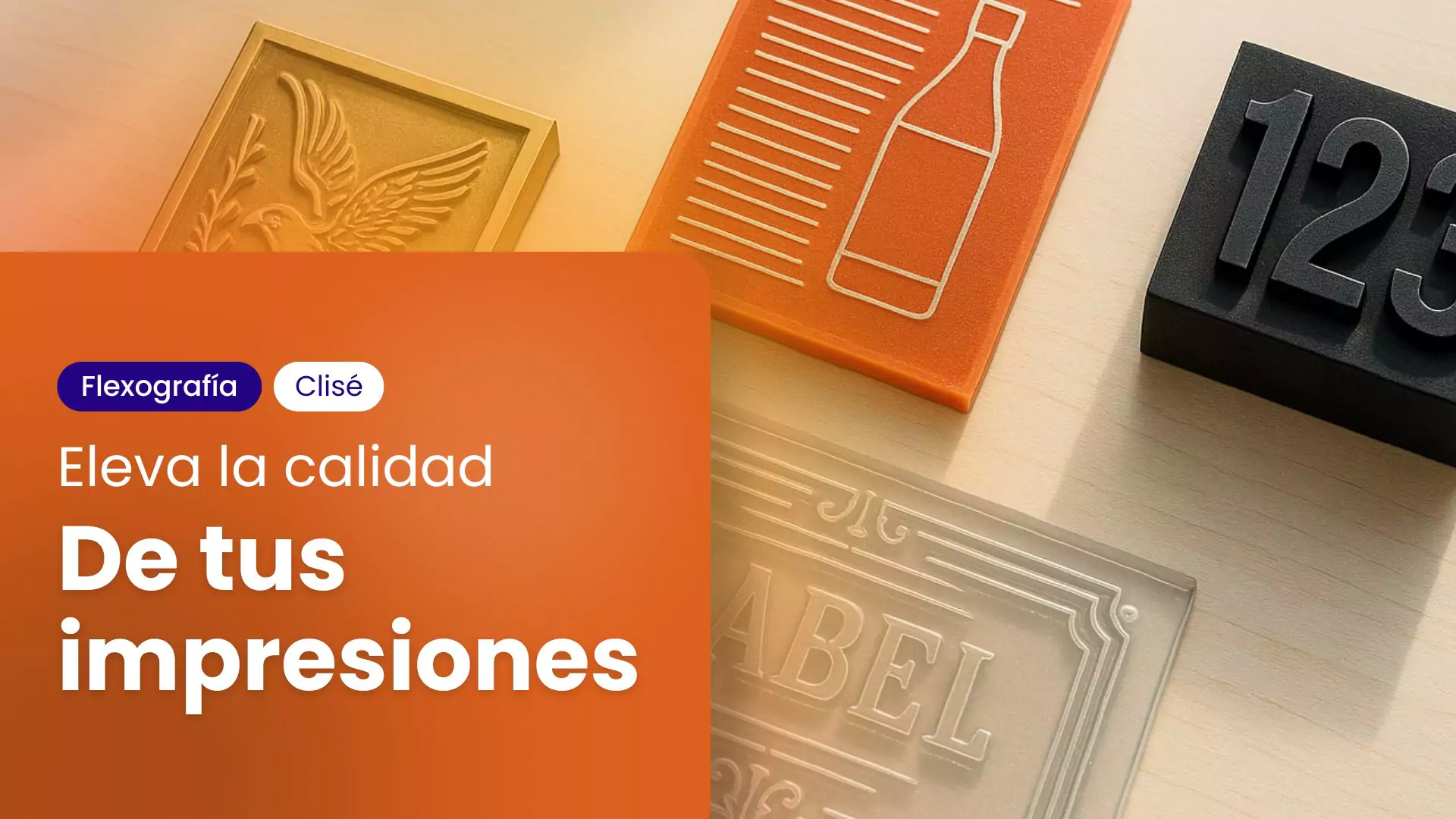 clisés flexográficos de diferentes colores y relieves sobre mesa de madera clara